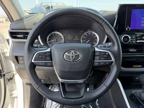 Used 2023 Toyota Highlander XLE FWD image 23