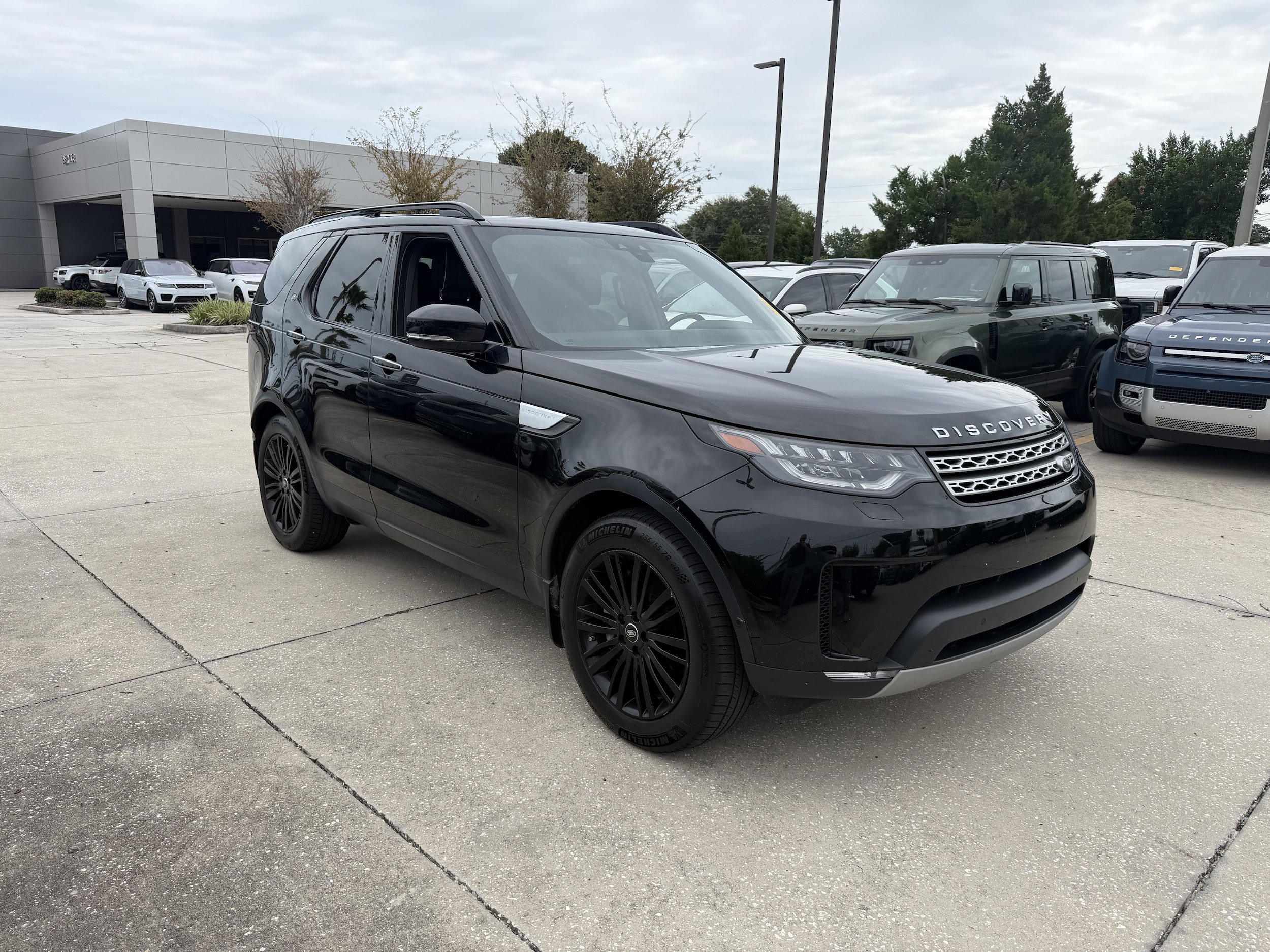 Used 2020 Land Rover Discovery HSE Luxury AWD/4WD image 2