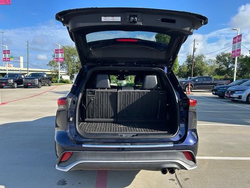 Used 2021 Toyota Highlander XSE AWD/4WD image 9