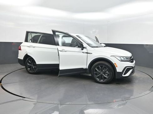 Used 2024 Volkswagen Tiguan SE image 39