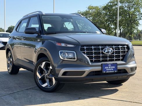 Used 2025 Hyundai Venue SEL FWD image 2