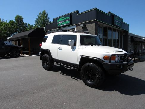 Used 2014 Toyota FJ Cruiser 4WD w/ Upgrade Package image 2