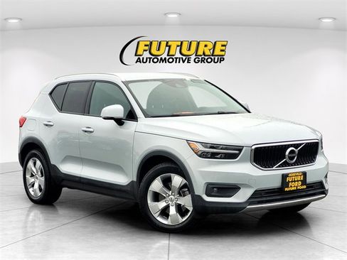 Used 2021 Volvo XC40 T5 Momentum image 1