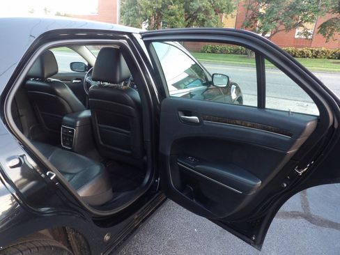 Used 2016 Chrysler 300 C image 17