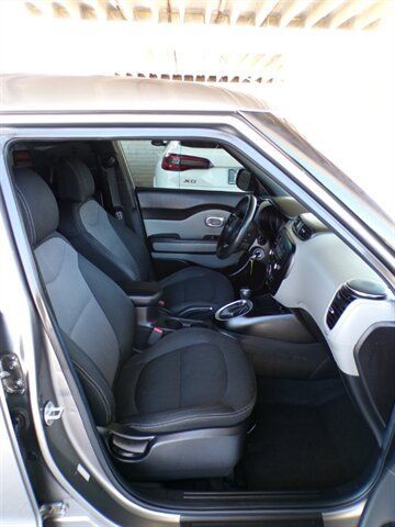 Used 2017 Kia Soul + FWD image 27
