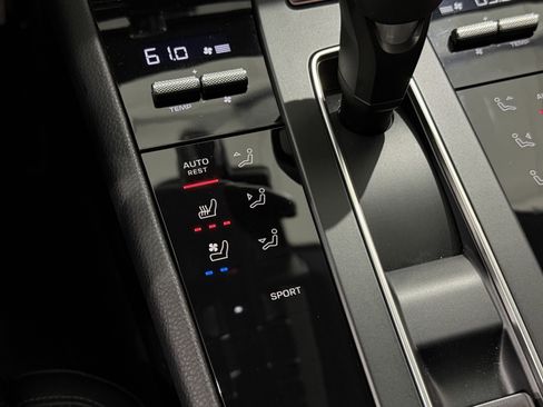 Certified 2025 Porsche Macan image 38