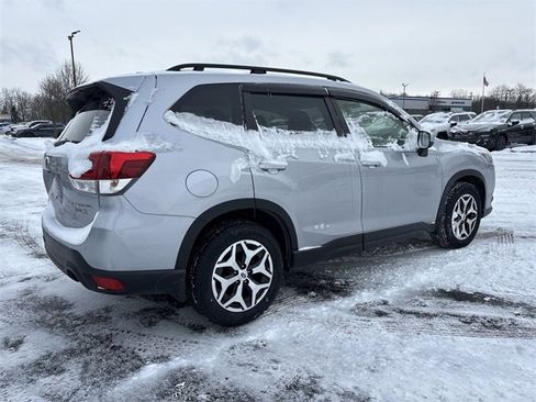 Used 2023 Subaru Forester Premium image 3