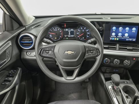 Used 2025 Chevrolet Trax LS FWD image 17