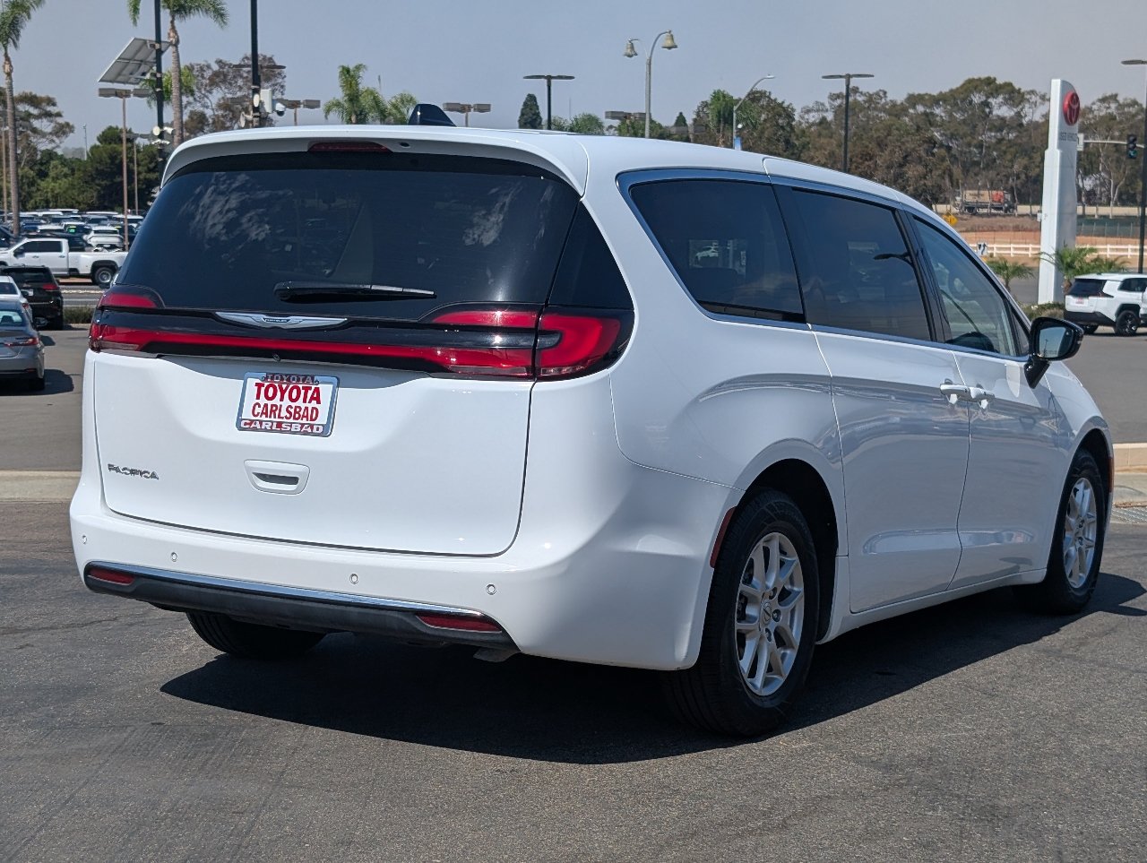 Used 2024 Chrysler Pacifica Touring-L FWD image 14