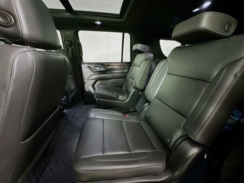 Used 2022 Chevrolet Suburban Z71 w/ Luxury Package image 4