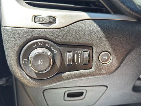 Used 2015 Jeep Cherokee Trailhawk w/ Comfort/Convenience Group AWD/4WD image 13