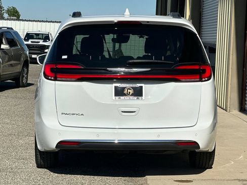Used 2021 Chrysler Pacifica Touring FWD image 5