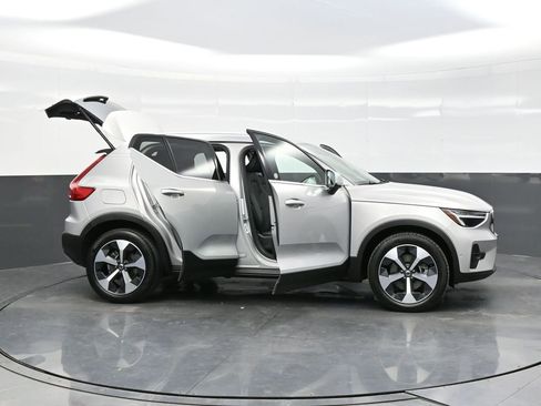 Used 2025 Volvo XC40 B5 Plus image 40