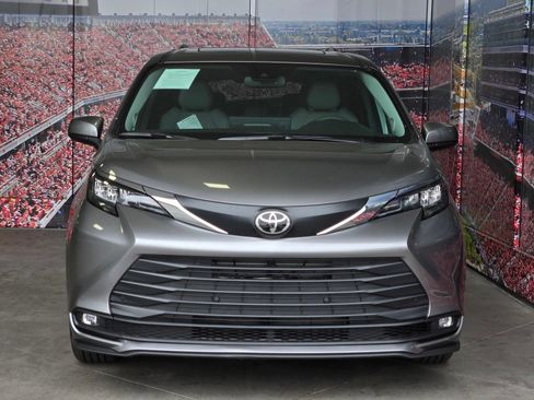 Certified 2026 Toyota Sienna XLE FWD image 3