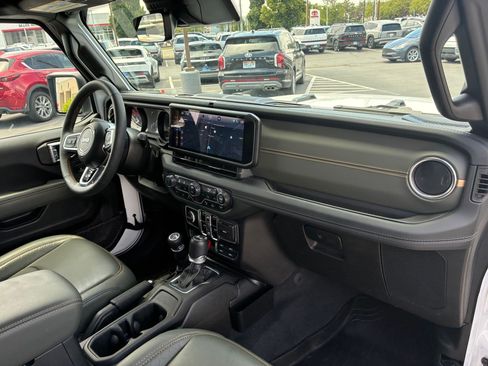 Used 2024 Jeep Wrangler High Altitude AWD/4WD image 32