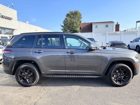 Used 2024 Jeep Grand Cherokee Altitude image 8