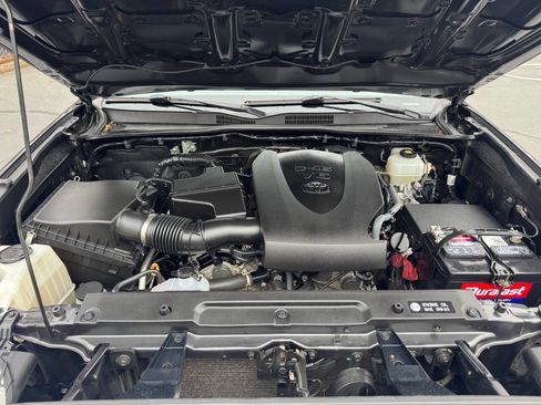 Used 2018 Toyota Tacoma TRD Off-Road w/ Technology Package image 18