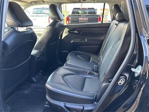 Used 2022 Toyota Highlander XLE image 9