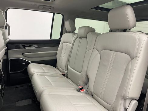 Used 2022 Jeep Wagoneer Series III w/ Premium Group I AWD/4WD image 44