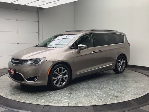 Used 2018 Chrysler Pacifica Limited w/ Tire & Wheel Group FWD image 36