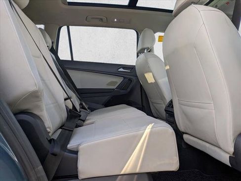 Used 2020 Volkswagen Tiguan SE w/ Panoramic Sunroof Package image 18