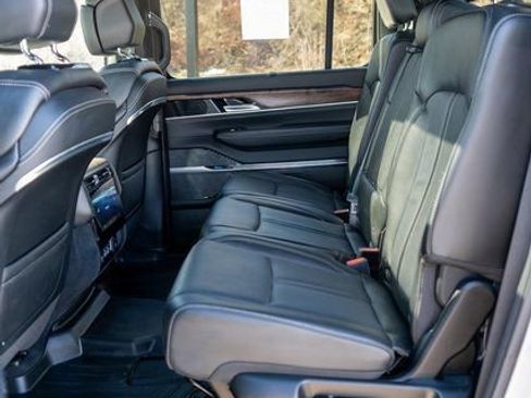 Used 2023 Jeep Grand Wagoneer 4WD w/ Flexible Seating Group image 19