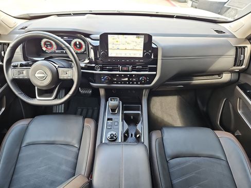 Used 2024 Nissan Pathfinder Platinum image 17