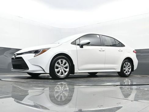 Used 2025 Toyota Corolla LE image 26