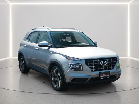 Used 2025 Hyundai Venue SEL FWD image 11