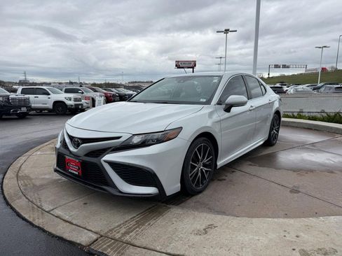 Certified 2022 Toyota Camry SE image 9
