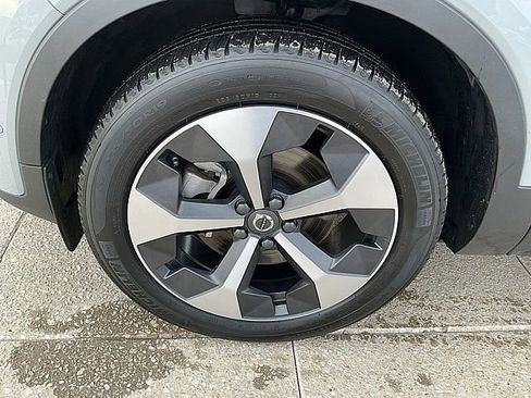 Used 2025 Volvo XC40 B5 Plus image 13