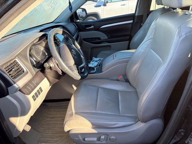 Used 2016 Toyota Highlander XLE AWD/4WD image 16