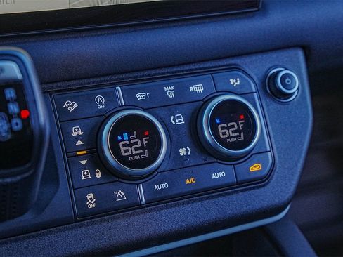 Used 2024 Land Rover Defender 130 X-Dynamic SE image 18