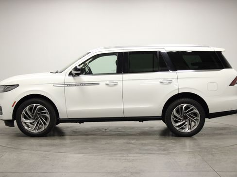 Used 2025 Lincoln Navigator Reserve image 5