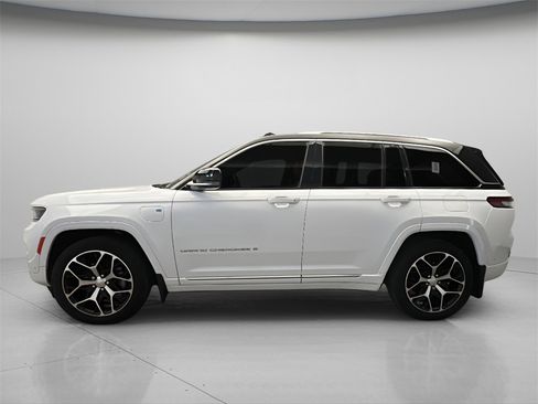 Used 2023 Jeep Grand Cherokee Summit image 2