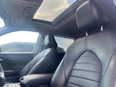 Used 2022 Toyota Highlander XLE image 9