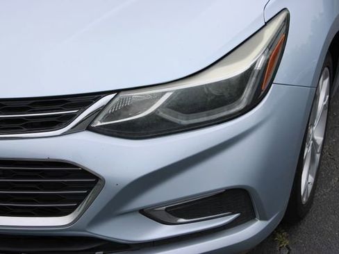 Used 2018 Chevrolet Cruze Premier FWD image 19