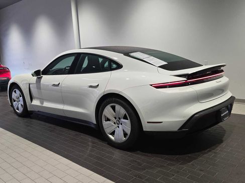 Used 2022 Porsche Taycan image 3