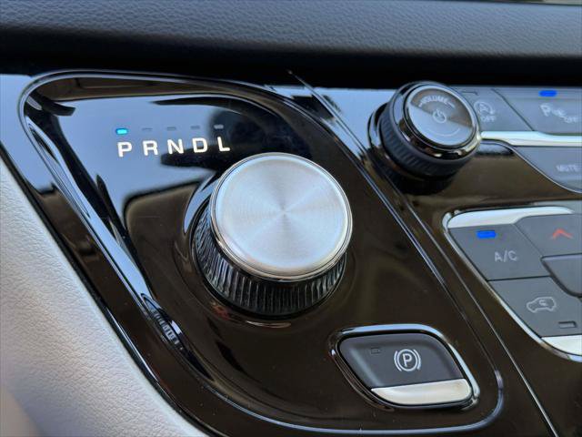 Used 2024 Chrysler Pacifica Touring-L FWD image 31