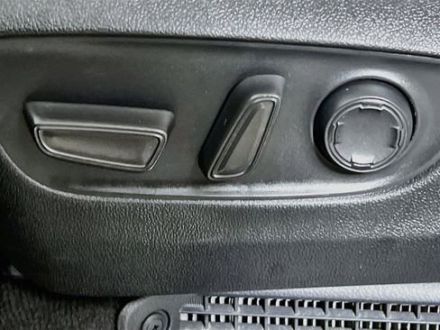 Used 2025 Toyota Sienna XLE FWD image 16