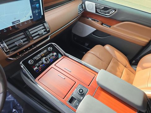 Used 2024 Lincoln Navigator Reserve image 27