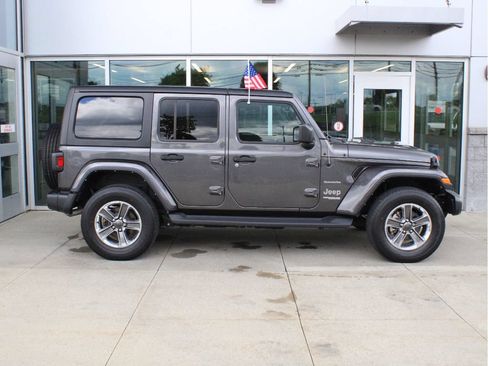 Used 2022 Jeep Wrangler Unlimited Sahara AWD/4WD image 4