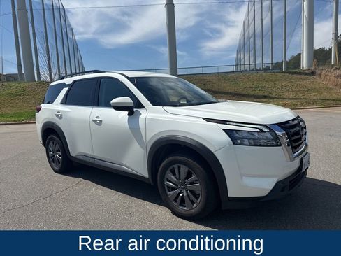 Used 2024 Nissan Pathfinder SV image 3