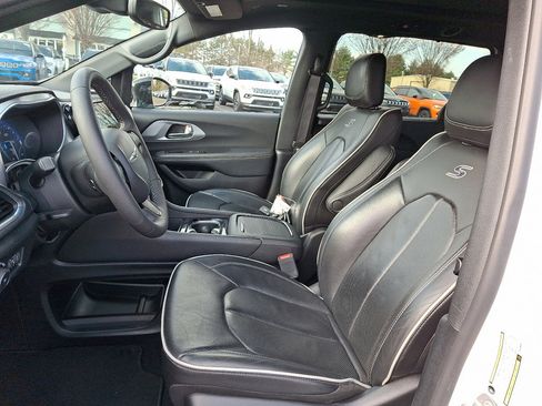 Used 2025 Chrysler Pacifica Limited image 24