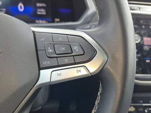 Used 2022 Volkswagen Tiguan SE w/ Panoramic Sunroof Package FWD image 16