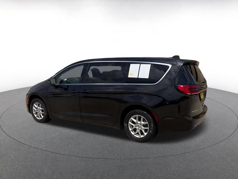 Used 2023 Chrysler Pacifica Touring-L FWD image 9