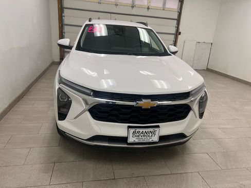 Used 2025 Chevrolet Trax LT w/ LT Convenience Package FWD image 19