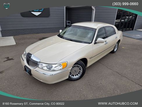 Used 2000 Lincoln Town Car Cartier image 2