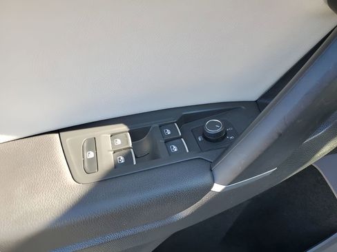 Used 2018 Volkswagen Tiguan SE w/ Panoramic Sunroof Package image 28