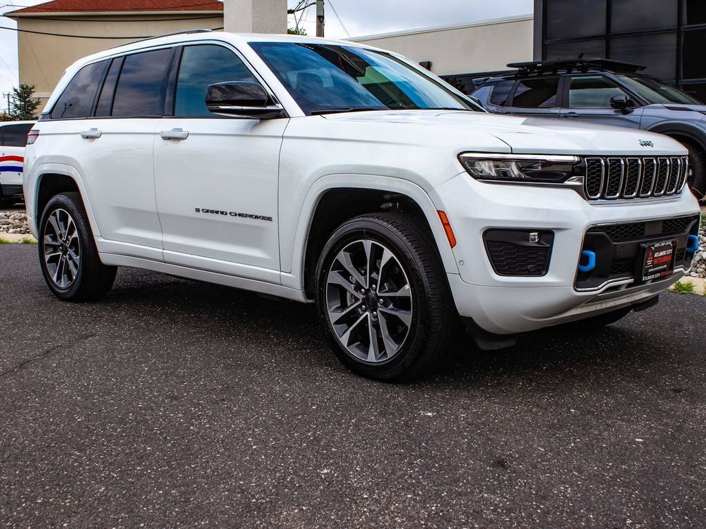 Used 2023 Jeep Grand Cherokee Overland w/ Luxury Tech Group IV AWD/4WD image 3